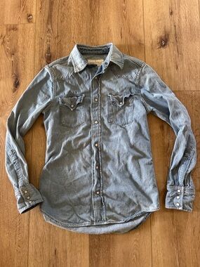 imogene + willie | Light Blue Denim Western Shirt with Snap Pockets | size XS